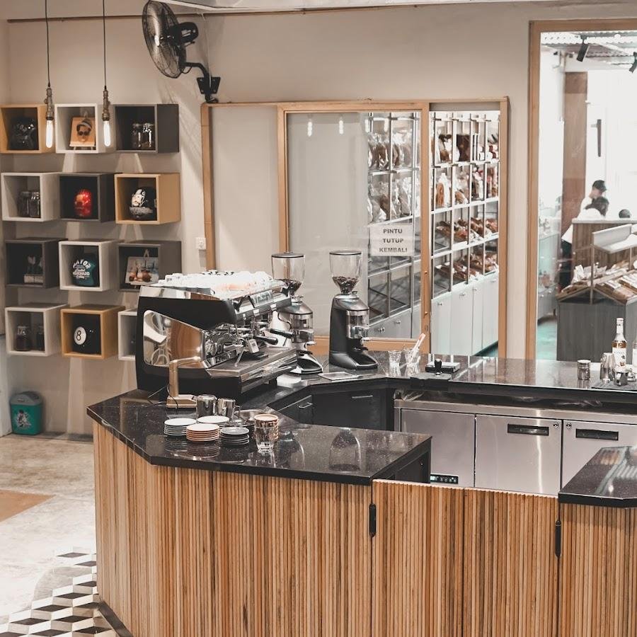 New Lareine Cake Bakery Coffe, Pasir Kaliki