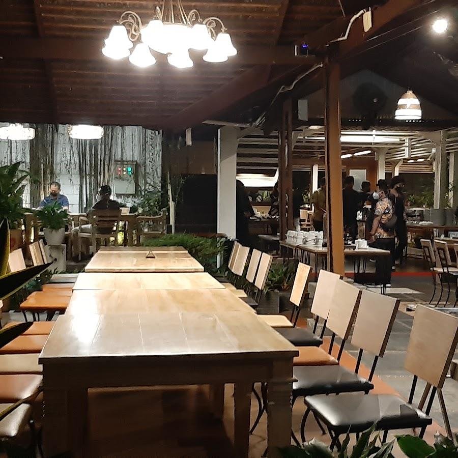 Kedai Nyonya Rumah, Naripan