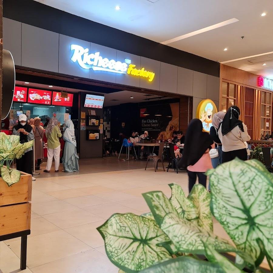 Richeese Factory, Transmart Padang