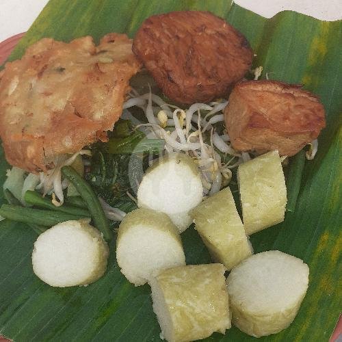 Pecel Aja + Telur Mata Sapi + Gorengan menu Nasi Pecel Bu Tati, Tebet