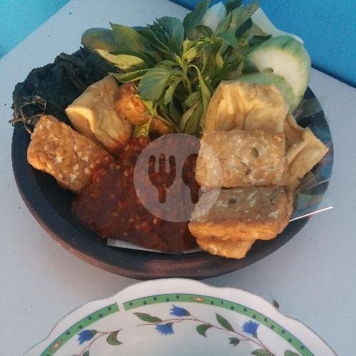 Nasi Telor + Tahu Tempe + Lalapan menu Warung Wader Penyetan, Menanggal
