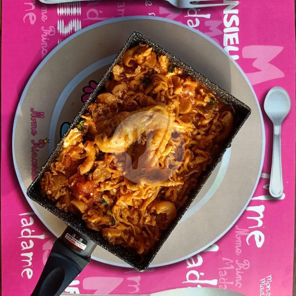 Seblak mie komplit menu Seblak Telolet, Gajah Mada