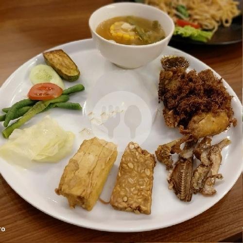Ayam Kremes menu Kedai LenQuas Karimata, Sumbersari