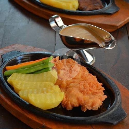 Chicken Steak Crispi Brown Sauce Single + Es Teh Tawar menu FLA Hotplate, Manunggal Lowokwaru