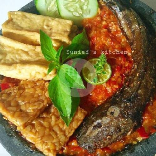 Penyetan Ikan Patin Panggang menu Warung Rojo Sambel Merr, Sukolilo