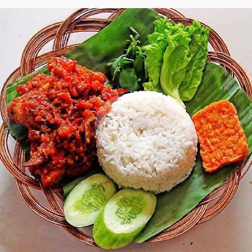 Nasi + Telur Geprek + Tahu / Tempe + Lalapan menu Ayam Geprek Capcuzzz, Puspowarno