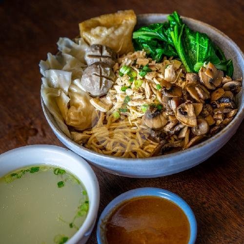 Mie Bener: Legenda Kuliner Mie Ayam dan Pempek di Jogja