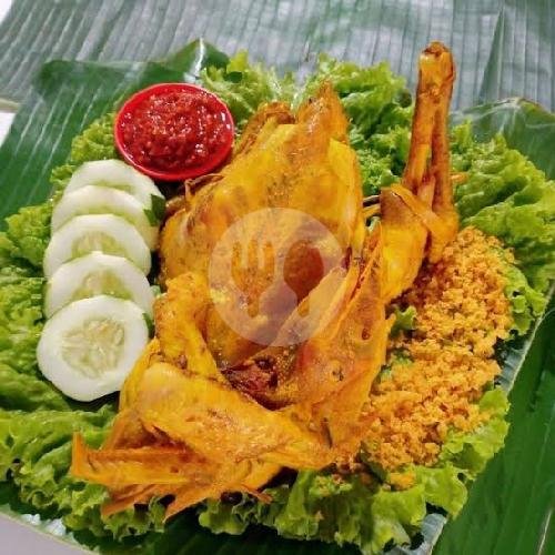 Ayam Ingkung Ungkep Duduk Plus Ati Ampela menu Ayam Goreng Tulang Lunak Mbak Titik, Sriwedari