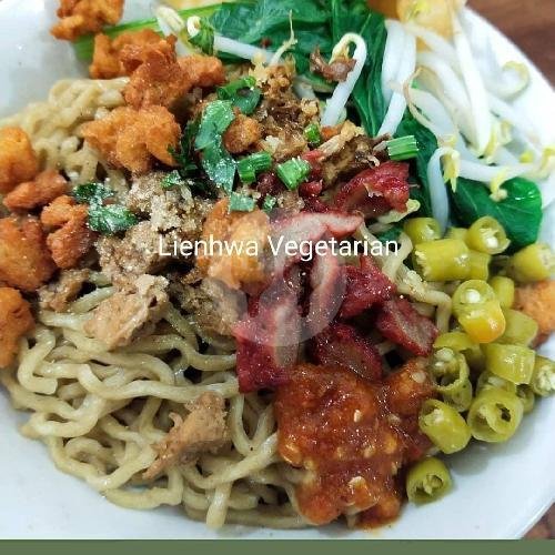 BAKSO TENNIS KOMPLIT menu Lienhwa Vegetarian, Jelambar