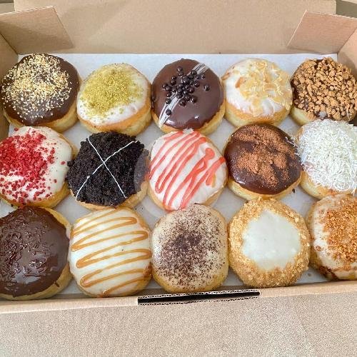 Donat premium isi 15 menu Timi Donat
