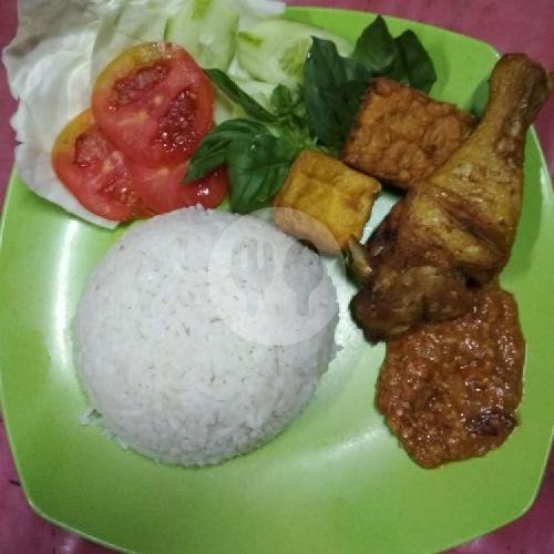 Burung Puyuh Goreng + Nasi menu Seafood & Pecel Lele Putra Ronggolawe, Tawang
