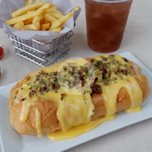 Chili Dog Cheesy Sauce menu Titik Tengah Coffee & Eatery, Kedungsari