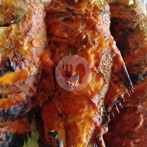 Nasi Pakai Ikan bakar Laut menu Rumah Makan Ikan Karang Buk Rini, Banuaran