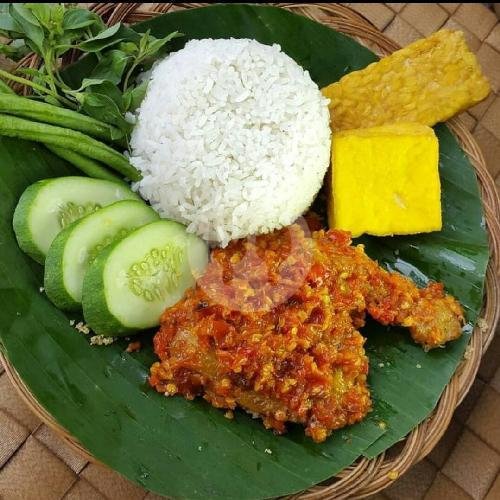 Ayam Penyet menu Warung Mantul, Jatinegara