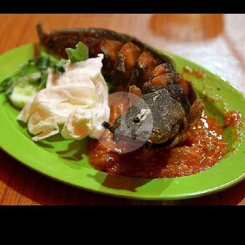 Nasi menu Izzat Seafood & Pecel Lele, Baleendah