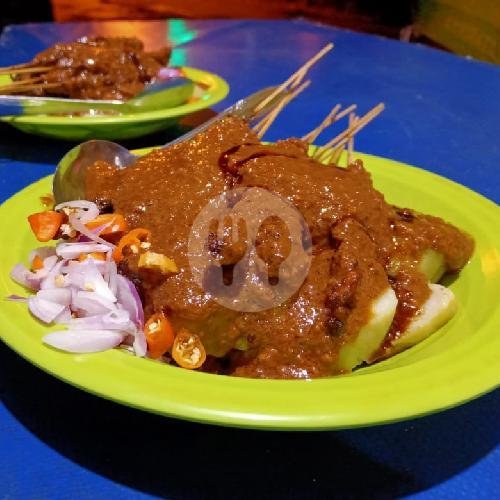 1porsi Sate + Lontong Stengah menu Sate Ayam Madura Cak Asmat, Laweyan