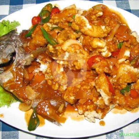 Ikan Bawal Saos Padang menu Nasi Uduk 69 Seafood, Hj Nawi
