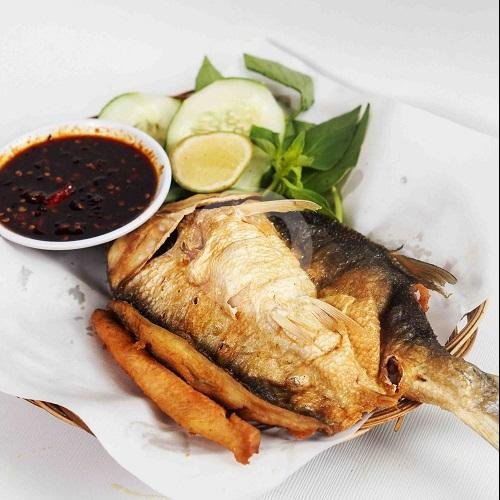 Bandeng Sambel Penyet menu Warung Apung Rahmawati, Gresik