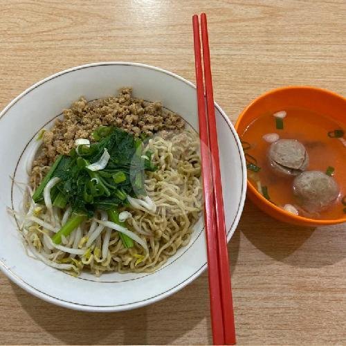 Bakmie Ayam Pangsit + Baso menu Bakmi Aloy (Halal), Pondok Bambu