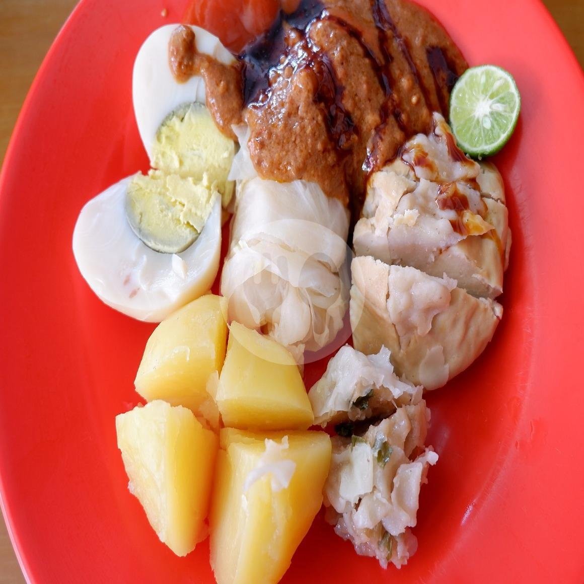 Review Es Sekoteng dan Siomay Bandung “Mang Dede” di Kemang Pratama: Nostalgia Rasa yang Menggugah Selera