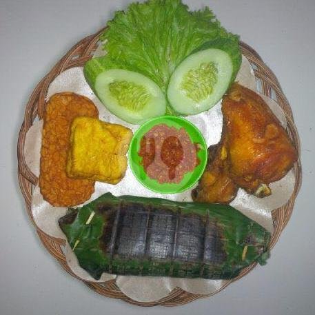 Nasi Bakar Teri Dengan Ayam Bakar menu Nasi Bakar Karomah Sambel Ajib