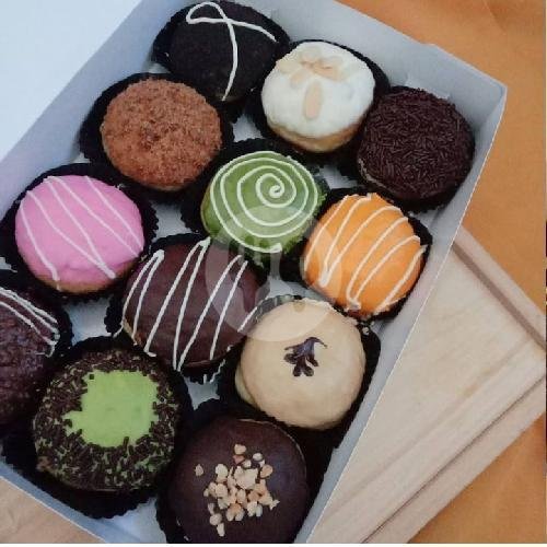 Donat Kentang Isi 4 + Air Mineral menu Mooi Donat, Sumbersari