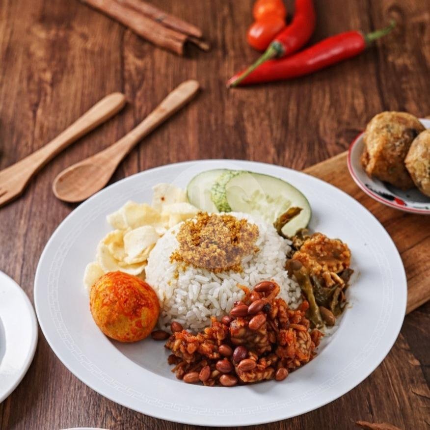 Nasi Gurih Ayam Goreng menu Kuliner Medan Julia, Pahlawan Revolusi
