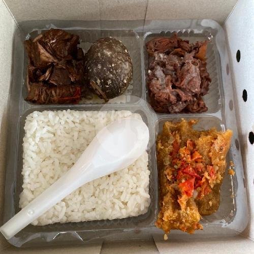 Paket Gudeg Komplit menu Gudeg, Brongkos, Gulai Sapi RM Priyayi, Kartasura