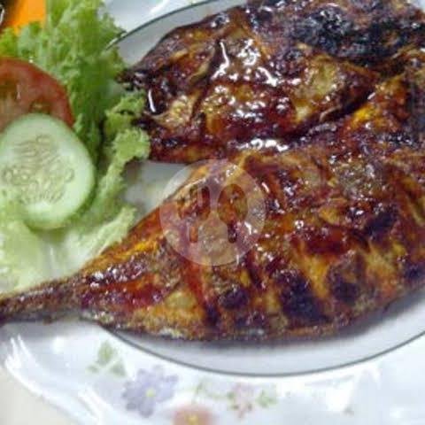 Ayam Goreng Kremes + Nasi Putih menu Ayam Goreng & Ikan Bakar, Pacitan Jati Makmur
