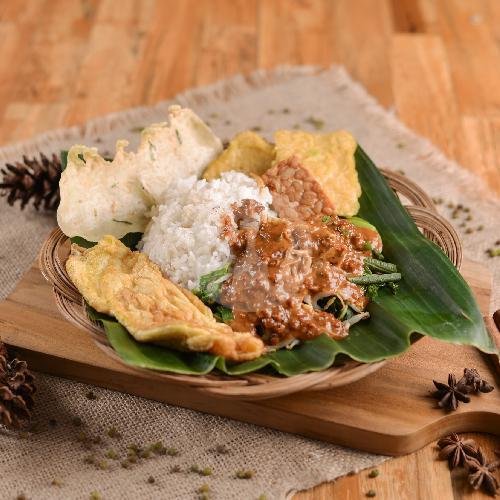 Nasi Pecel Ayam + Telor Dadar menu Warung Nasi Pecel Kediri Pak Tono, Dago