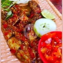 Ikan Salem Bakar menu Ikan Bakar Makassar Losari, Baki