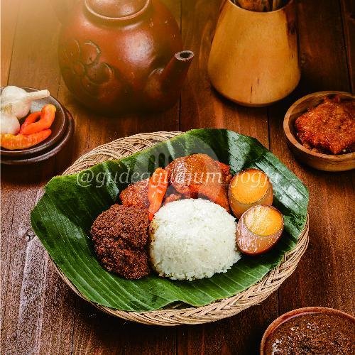 Review Gudeg Yu Djum Kadipiro: Surga Kuliner Gudeg di Yogyakarta