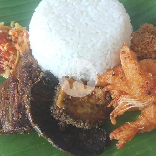 Review Dapur Bu Dewi Wiyung: Nasi Campur Madura yang Bikin Ketagihan di Surabaya