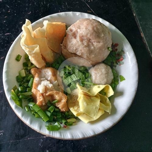 Seporsi Bakso Beranak daging. menu Bakso Mercon Kuah Ndower Bang Hasan