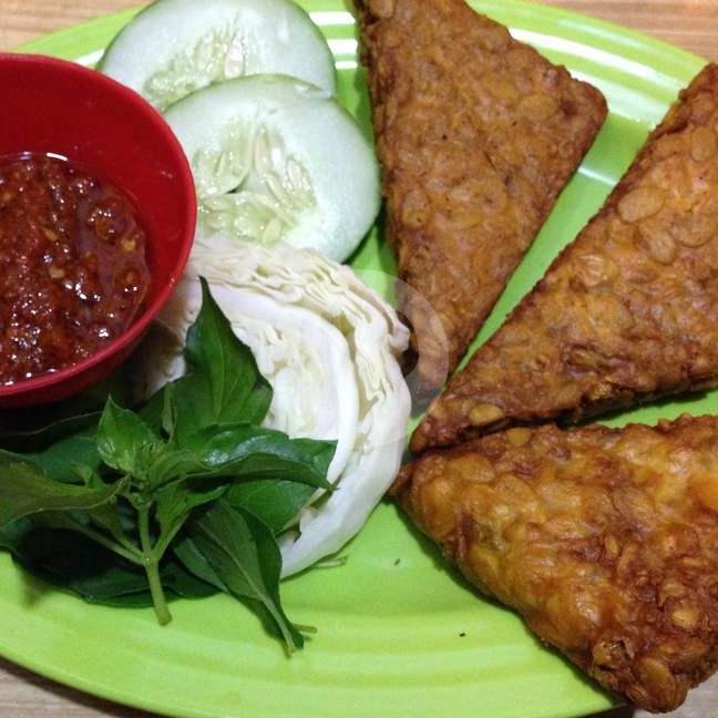 Nasi Ayam Goreng + Es Nutrisari menu Pecel Lele Mas Gesang & Es Cappucino Cincau, Wirobrajan