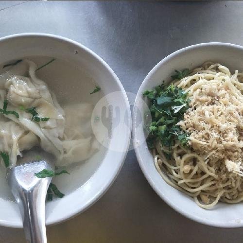 Mie Pangsit menu Mie Lezat, Luna