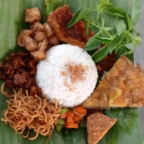 Nasi Campur Telur Ceplok menu Pecel Bu Mun Citraland
