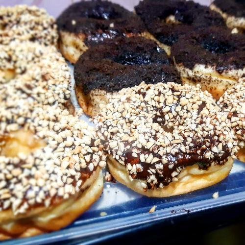 Ngopi Donat 1/2 Lusin (Greentea,regal,milo,darkcoklat,kacang,choko Crunchy) menu Mie Tulang & Mie Ceker , Sukagalih Depan