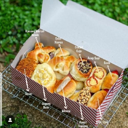 Roti Unyil Venus - Campur Box isi 20 menu Roti Unyil Venus, Kalimalang