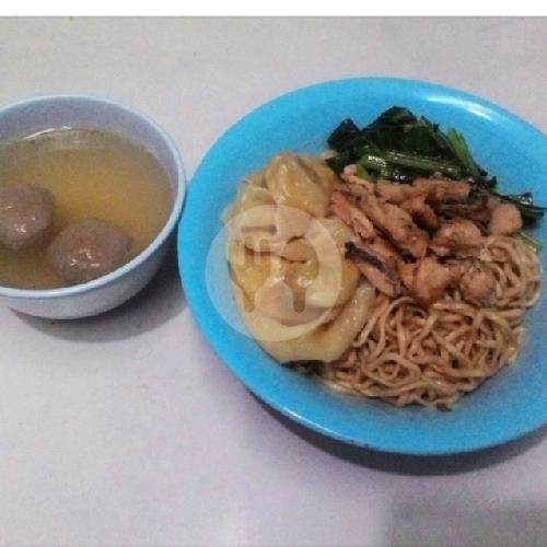 Review Restoran Bakmi Squadron Makasar: Tempat Makan Malam Favorit dengan Harga Terjangkau