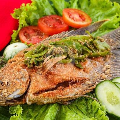 Ikan Nila Goreng + Nasi Putih + Sambel Merah + Sambel Ijo + Lalapan menu Ayam Bakar 77 Bang Jenggot