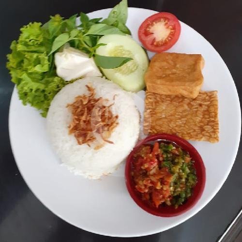 Nasi Lalapan Ayam Balado menu Warung Addin, Karya Wiguna