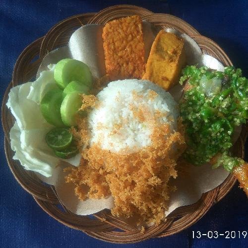 Ayam Dada Kremes menu Ayam Penyet Sambel Setan Blekok, Kota Bambu Utara