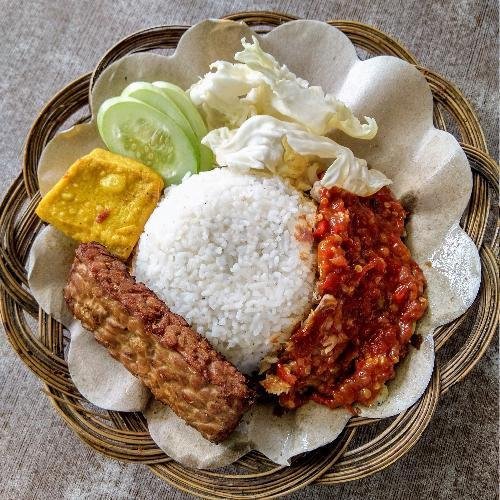 Ayam Cobek menu Ayam Bakar Eyang Putri, Srirejeki