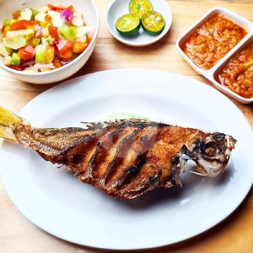 Ikan Ekor Kuning Goreng menu Sop & Ikan Goreng Ternate, Pasar Minggu, Jatipadang
