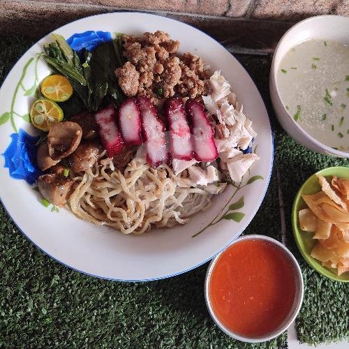 Bakmi / Nasi / Bihun / Kwetiau / Locupan Babi Samcan Goreng Krispi (Reguler) menu Bakmi Gereja Ayam, Pasar Baru