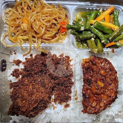 NASI DAGING SRONDENG / RENDANG + TELUR ASIN ( BOX ) menu Wrm. Restu Ibu, Slamet Riyadi