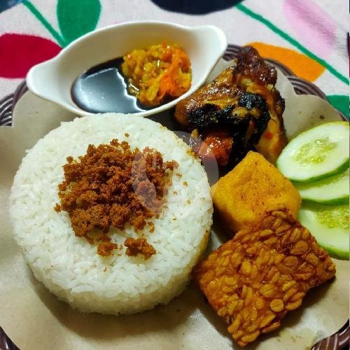 Paket Ayam Goreng Kremes menu Dapur Naqia, Mengger Girang, Mengger Girang