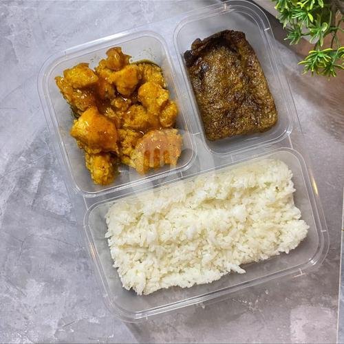 Nasi Kotak Dadar Kecap + Ayam Saus Asam Manis menu Kantin Heri, Bukit Jarian Dalam