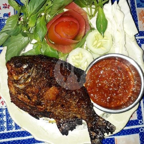 Kepala Ayam Goreng menu Warung Makan Bu Mus, Gisikdrono